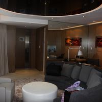 奇妙な形のリビングルームのソファー