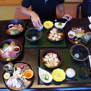 駅西口すぐのご当地グルメ・炙り海鮮丼