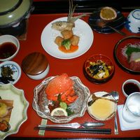 海と山の幸の豪華な食事