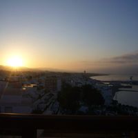 部屋のベランダから眺めた朝日と港