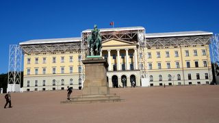 ノルウェー王宮　夏はガイドツアーで入れますよ