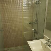 シャワー室はガラス戸で閉めれます。水圧もｏｋ。