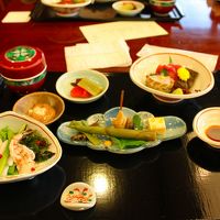 ホテルの夕食です。これ以外に白エビのテンプラ、うどんです