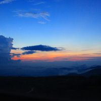 夕陽が沈んだ後の景色で雲海ができています