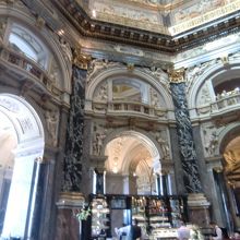 ２階にあるカフェ。食事をしている人も多いです