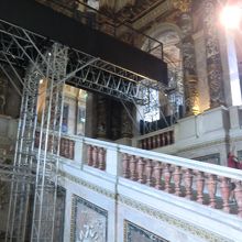 クリムトなどの壁画を見るためのブリッジ