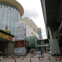 サイアム駅のすぐ前