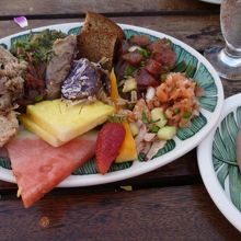 テーブルでサーブされるパン