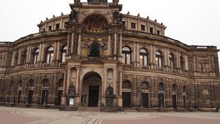 ドレスデンの壮麗な劇場
