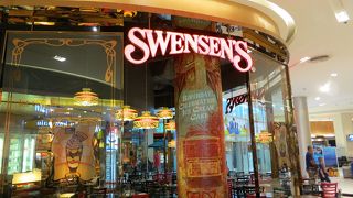 大型書店が3店舗あり、たくさんの本が揃っています