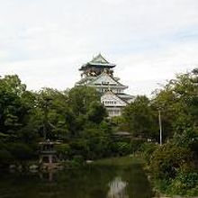 庭園からみえる大阪城