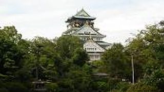 日本さくら名所100選にも選ばれるほど「大阪城公園」