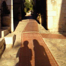 お店の前の道で影絵ショット　右へ行くとお店