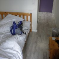 クーラーはありませんが窓を開けると涼しい風が。