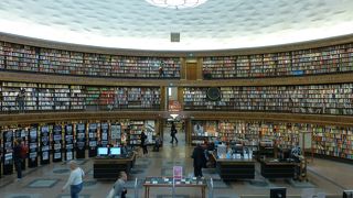 ぐるーり見渡せる円形図書館