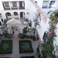 花や植物で飾られたパティオ