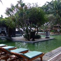 プールは二つ。海側のグリーンタイルのこちらがお勧め