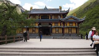 黄龍の最も高い地点の寺院