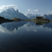 湖に映るモンブラン山群の絶景