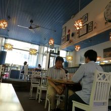 やや狭いですが、おちつける雰囲気です。