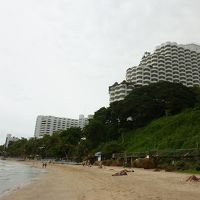 プライベートビーチから見た外観（右側の建物）