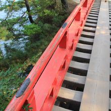 橋板から下の海が見えます