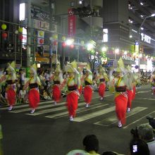 見ている方も踊りだしたくなります！