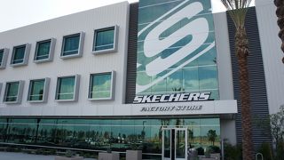 工場に併設された大きなアウトレット！