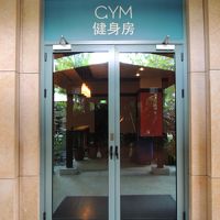 フェスティブ・ホテルのジム入口。プールのところから入ります。