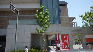 縮景園に隣接しています