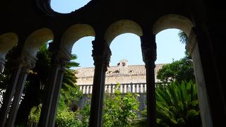 爆撃の跡が、、