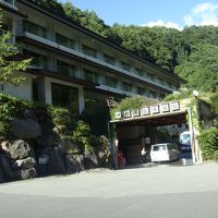 渓谷のすぐそばにあります