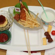 スペシャルお子さまセット。しかも、食べかけ