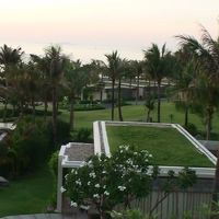 斜面を利用してビラが段々に配置されています