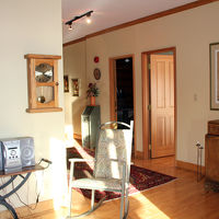 部屋のリビングから見た２つの寝室の入口