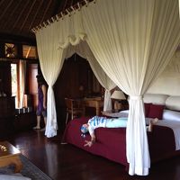 エステルームとバスルームは部屋の裏にあります。