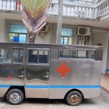 ステンレス製のこんなかわいい救急車が島内で活躍。