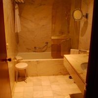 広い浴室。座って洗える椅子もいい