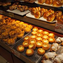 美味しそうなパンが並ぶ店内