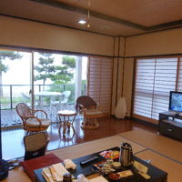 左に露天風呂。右に見附島。