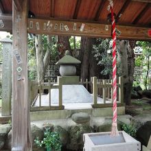 墓というより祠みたい