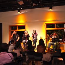 ライブの様子。催行日時などは確認を。