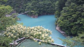 ダム湖の先は300段以上の階段！