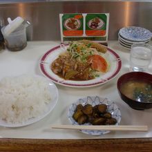 鳥のソテーとメンチカツのランチ ７５０円