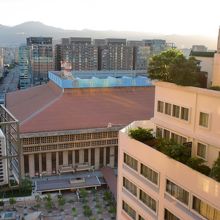 見づらいですが駅舎です