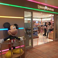 ディズニーのお土産店あり。