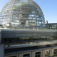 ガラスのドーム。外から見るとこんな感じ