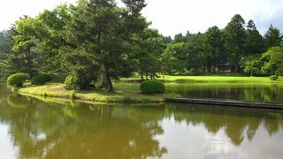 広々とした芝生の広場と浄土庭園跡