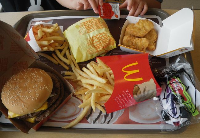 スコール待ちでハワイ版ハッピーセット購入～