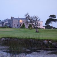 朝日を浴びてピンク色に輝くホテル